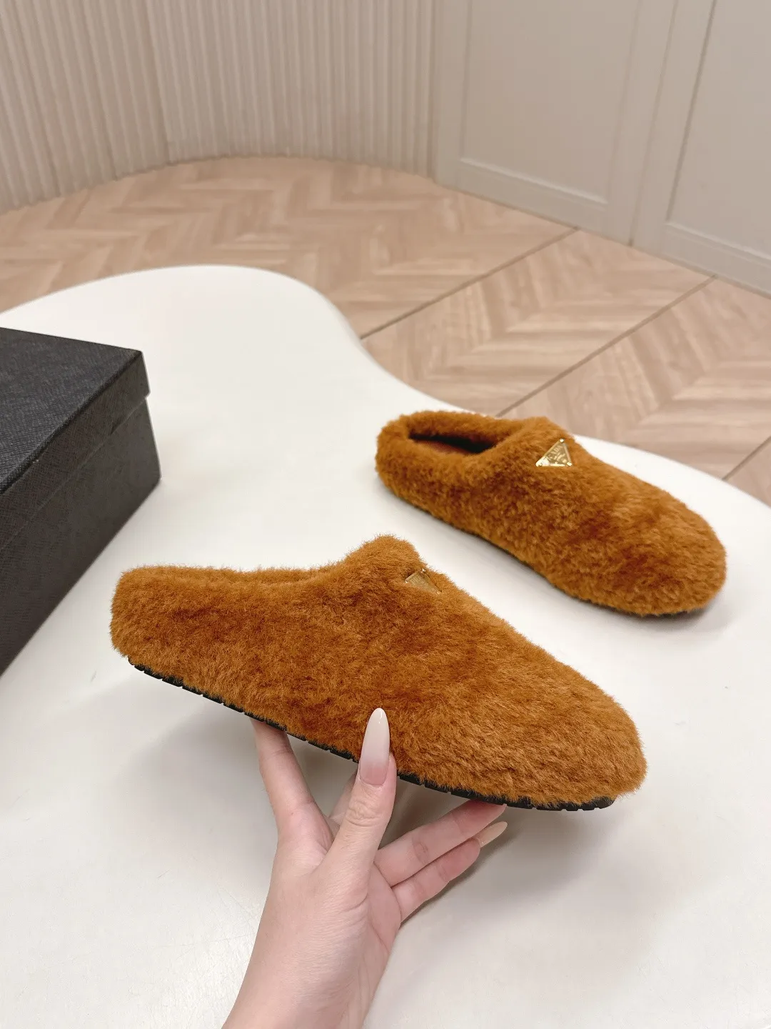 👟👟Ex-factory price 520👟👟 Prada prada25 autumn and winter furry slippers series, half-slip wool slippers, classic triangle buckle, comfortable, cute, cute, fashionable, elegant and versatile, the wool is comfortable and soft, awakening the warmth of autumn and winter. Let you walk comfortably from morning to night. Pair it with socks to easily cope with the changing seasons. Wool, sheep pattern lining, original outsole! 35-40 yards